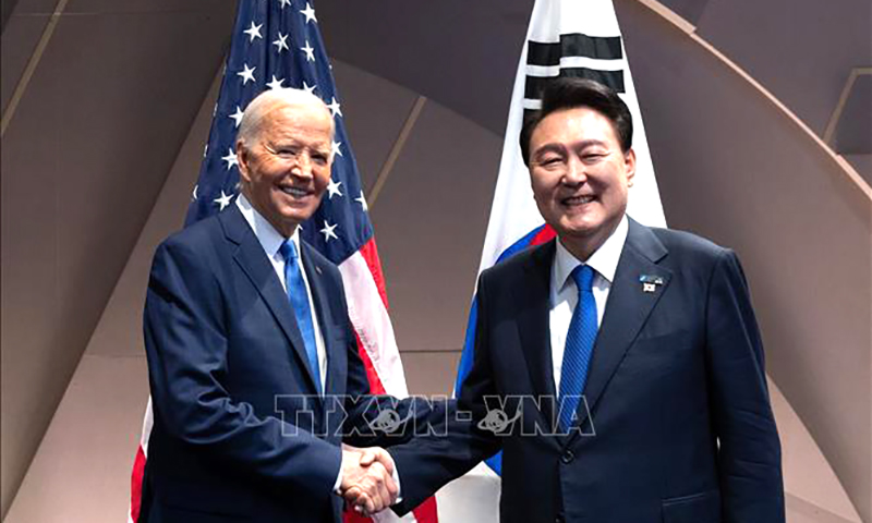 Tổng thống Mỹ Joe Biden (trái) và Tổng thống Hàn Quốc Yoon Suk Yeol tại cuộc gặp bên lề Hội nghị thượng đỉnh NATO ở Washington, Mỹ ngày 11/7/2024. Ảnh: Yonhap/TTXVN