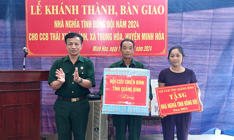 Đại diện lãnh đạo Hội CCB tỉnh trao tặng nhà “Nghĩa tình đồng đội” và quà cho gia đình CCB Thái Xuân Bình.