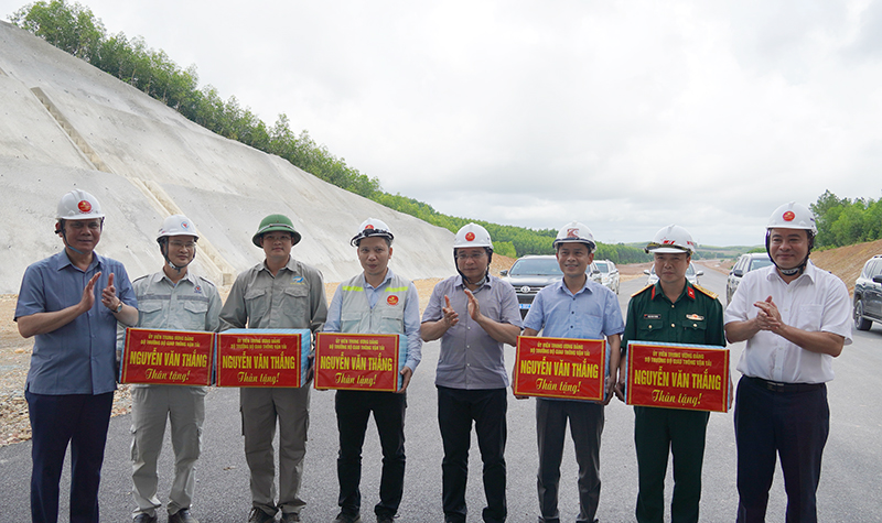 Đồng chí Bộ trưởng Bộ GTVT Nguyễn Văn Thắng tặng quà cho các đơn vị thi công dự án thành phần Vạn Ninh-Cam Lộ. - 