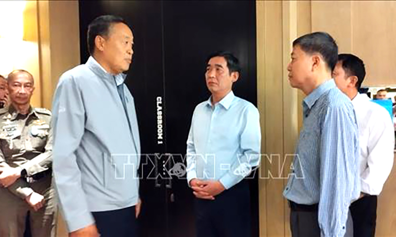 Thủ tướng Thái Lan Srettha Thavisin và Đại sứ Việt Nam tại Thái Lan Phạm Việt Hùng (thứ 4, từ trái sang) tới hiện trường vụ việc. Ảnh: TTXVN phát