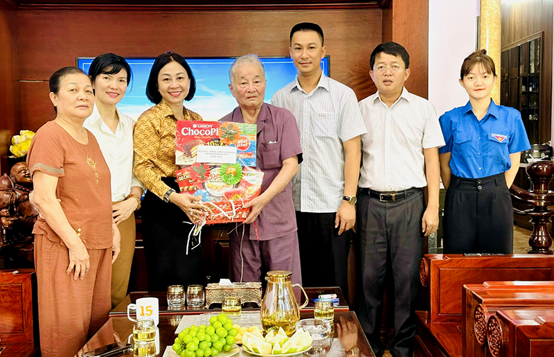 Đại diện lãnh đạo TP. Đồng Hới thăm thương binh Hà Trọng Ảnh ở phường Đồng Mỹ.