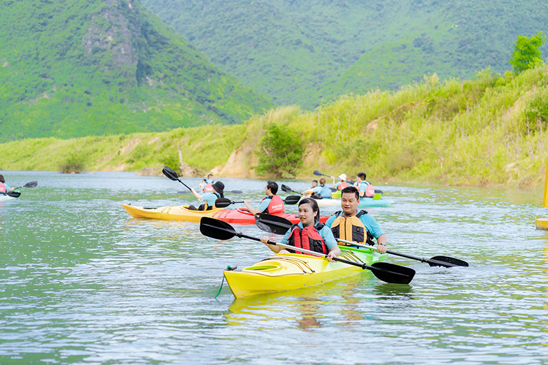 Phong Nha-Kẻ Bàng rất thích hợp với những du khách ưa cảm giác mạnh, muốn tận hưởng trải nghiệm chèo thuyền kayak