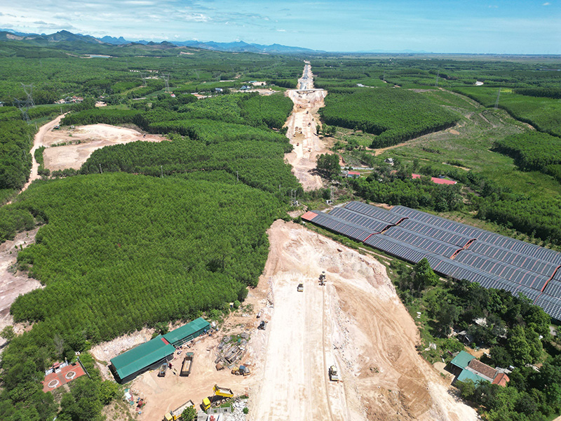 Trang trại điện mặt trời nằm trên tuyến chính đường bộ cao tốc đang vướng mắc về giải phóng mặt bằng tại xã Trường Thủy (Lệ Thủy).