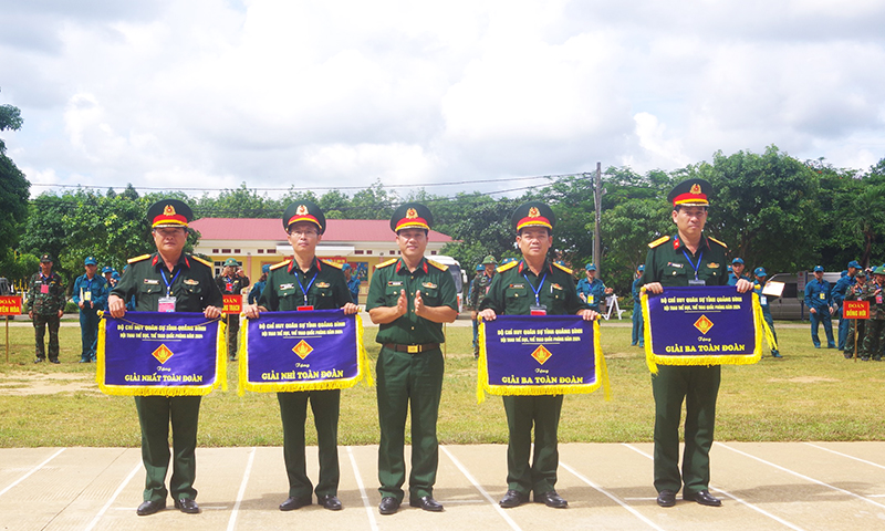 Đại diện lãnh đạo Bộ CHQS tỉnh trao cờ thưởng cho các đơn vị đoạt giải nhất, nhì, ba toàn đoàn.