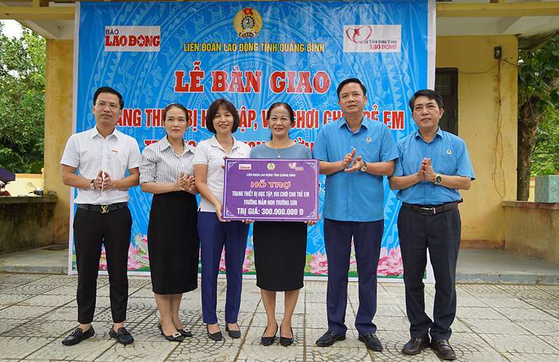 Lãnh đạo LĐLĐ tỉnh, Báo Lao Động, Quỹ xã hội từ thiện Tấm Lòng Vàng trao tặng trang thiết bị học tập, vui chơi cho Trường Mầm non xã Trường Sơn.