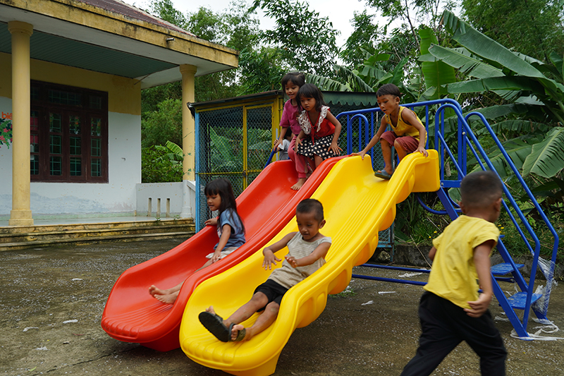 Các cháu học sinh vui chơi.