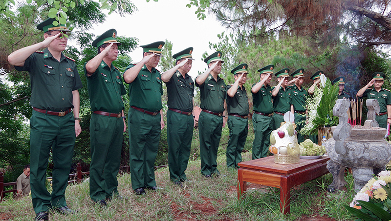 Trung tướng Nguyễn Anh Tuấn, Bí thư Đảng ủy, Chính ủy BĐBP và đoàn công tác dâng hương tưởng niệm Đại tướng Võ Nguyên Giáp