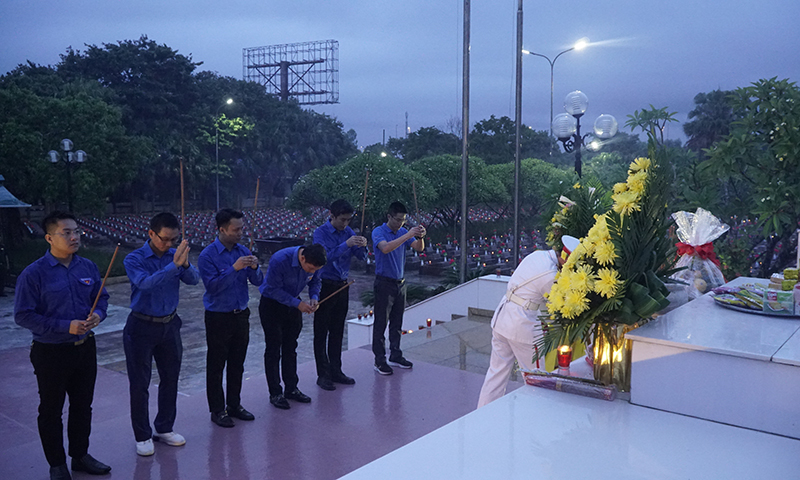 Các đại biểu dâng hương.