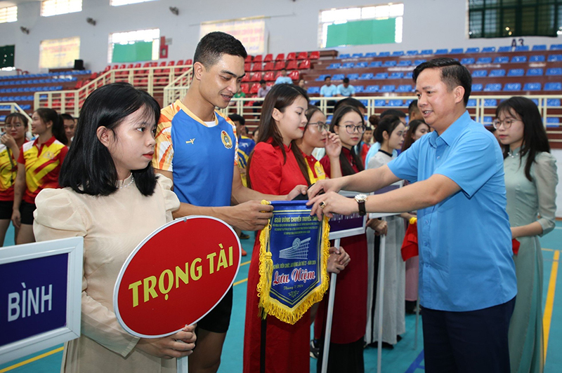 Lãnh đạo LĐLĐ tỉnh trao cờ lưu niệm cho các đội bóng tham gia giải.