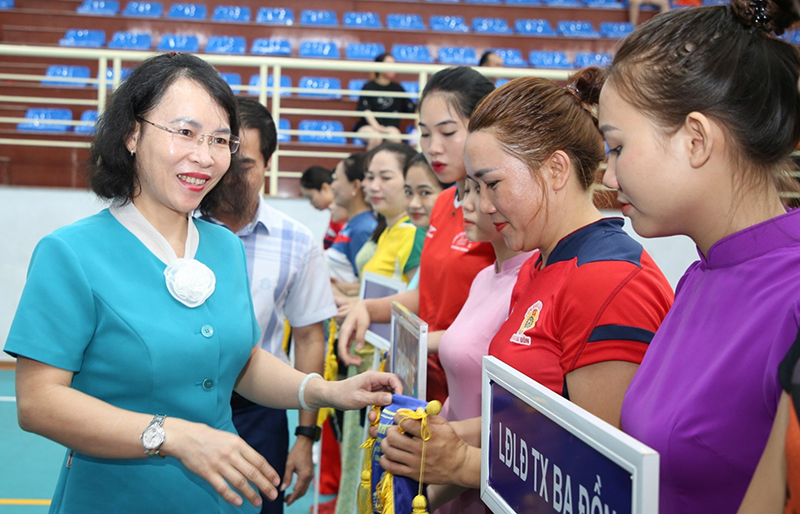 Lãnh đạo Sở Văn hóa-Thể thao trao cờ lưu niệm cho các đội bóng tham gia giải.