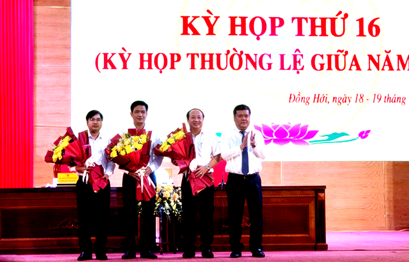 Đồng chí Bí thư Thành ủy Đồng Hới, Chủ tịch HĐND thành phố Trần Phong tặng hoa các Ủy viên UBND thành phố nhiệm kỳ 2021-2026 mới được bầu và vừa miễn nhiệm.