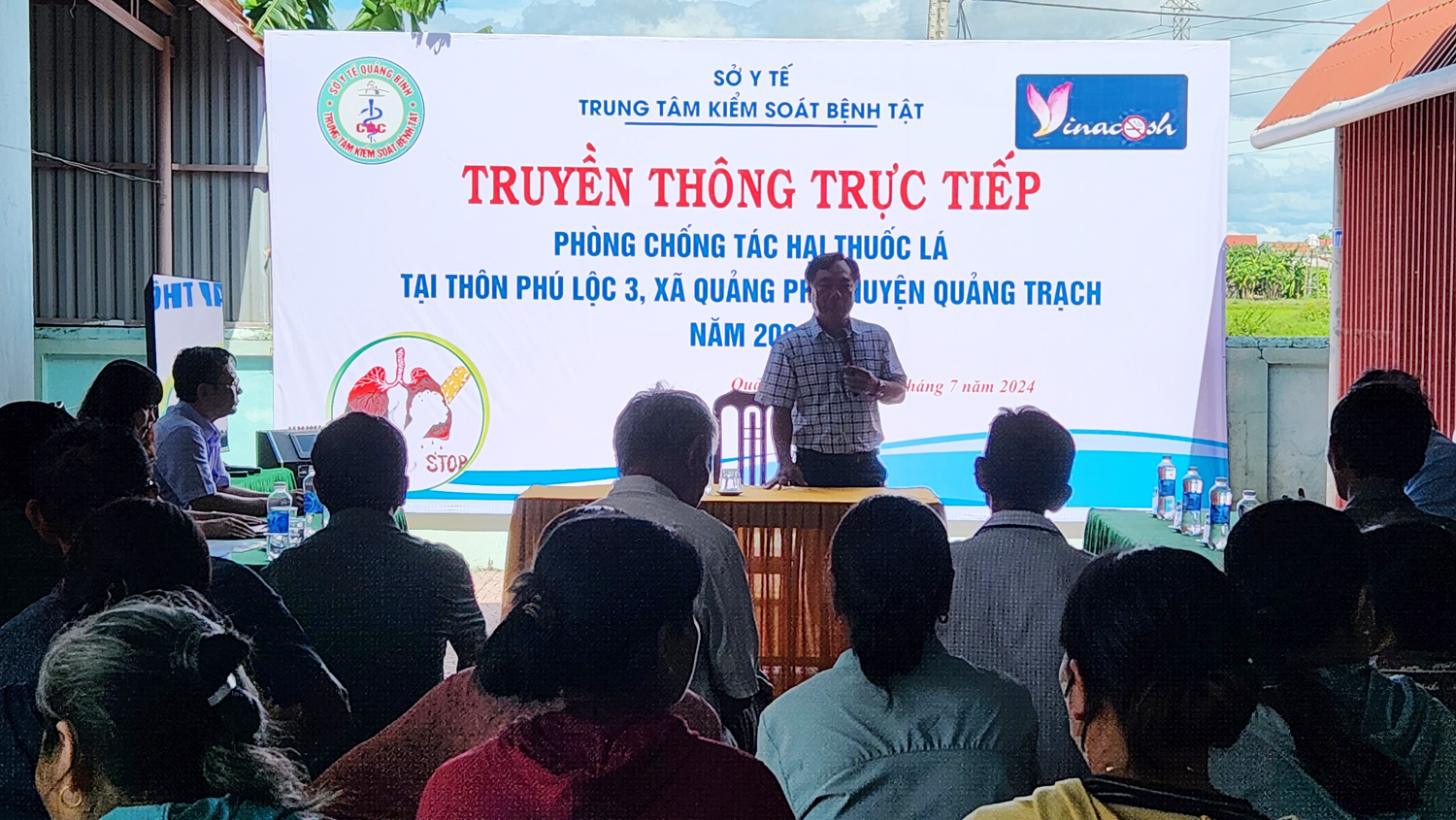 Trung tâm Kiểm soát bệnh tật tỉnh tổ chức truyền thông trực tiếp về phòng, chống tác hại thuốc lá tại xã Quảng Phú.