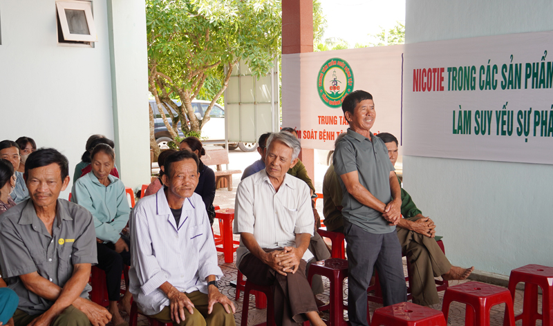 Người dân trao đổi với bác sĩ về các bệnh tật liên quan đến thuốc lá.