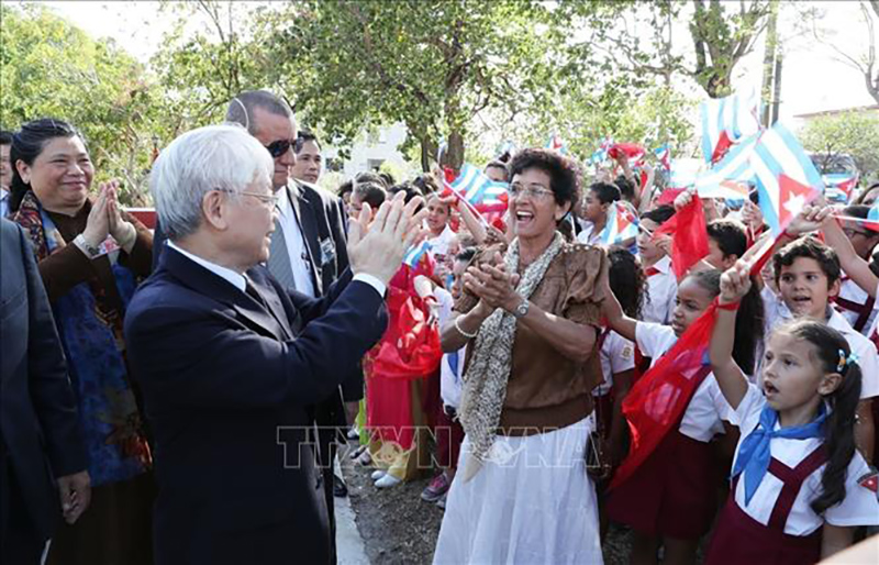 Tổng Bí thư Nguyễn Phú Trọng với nhân dân và học sinh Cuba tại Tượng đài Hồ Chí Minh ở Công viên Hòa Bình, Thủ đô La Habana, chiều 28/3/2018. Ảnh: Trí Dũng/TTXVN