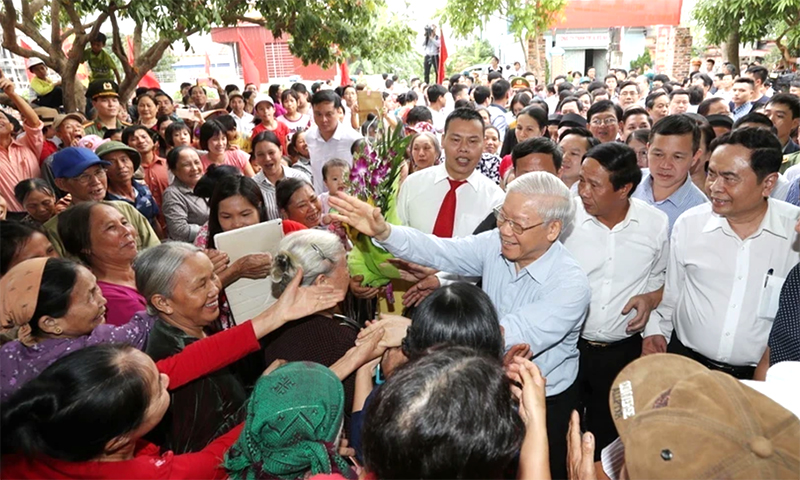 Tổng Bí thư Nguyễn Phú Trọng với nhân dân tại thôn Thượng Điện, xã Vinh Quang, huyện Vĩnh Bảo trong Ngày hội Đại đoàn kết toàn dân tộc tại thành phố Hải Phòng (15/11/2017). Ảnh: Trí Dũng/TTXVN