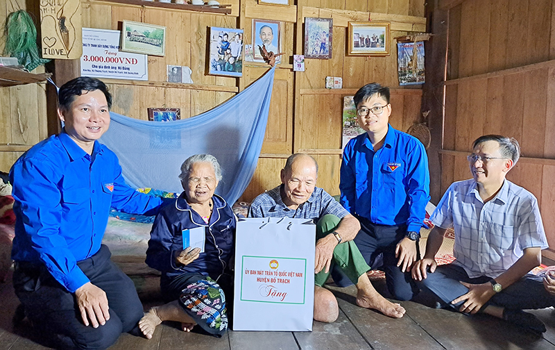 Đại diện lãnh đạo Tỉnh đoàn, Ủy ban MTTQVN huyện Bố Trạch, Huyện đoàn Bố Trạch thăm hỏi, tặng quà cho người dân có hoàn cảnh khó khăn.