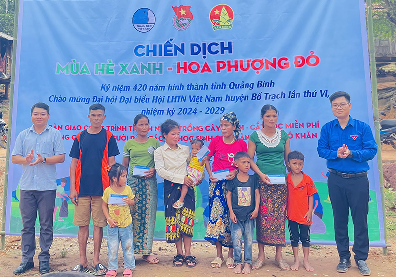 Đại diện lãnh đạo Huyện đoàn Bố Trạch, xã Thượng Trạch tặng quà cho các hộ gia đình có hoàn cảnh khó khăn.