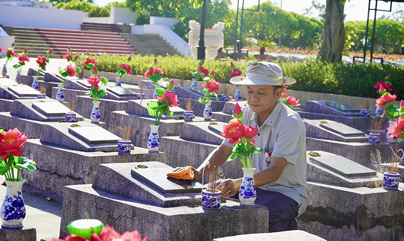 Cựu chiến binh Lê Quang Trung gắn bó với công việc lặng thầm mà cao cả.