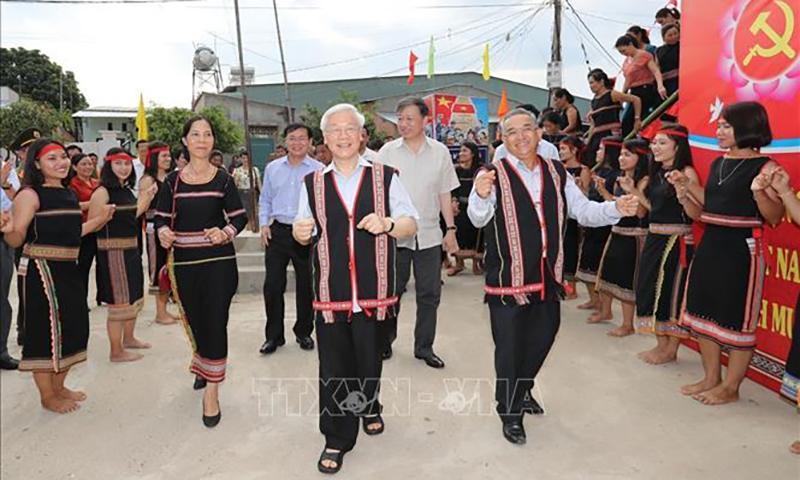 Tổng Bí thư Nguyễn Phú Trọng tham gia điệu múa truyền thống của đồng bào dân tộc tại thôn Kon Rơ Bàng 2, xã Vinh Quang, thành phố Kon Tum. Ảnh: Trí Dũng/TTXVN