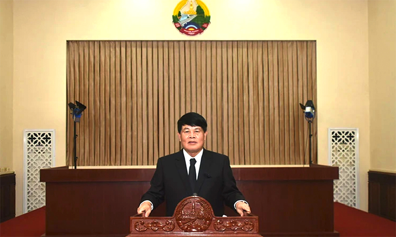 Bộ trưởng, Chủ nhiệm Văn phòng Phủ Thủ tướng Lào Buakhong Nammavong trình bày thông cáo. (Ảnh: Cộng tác viên)
