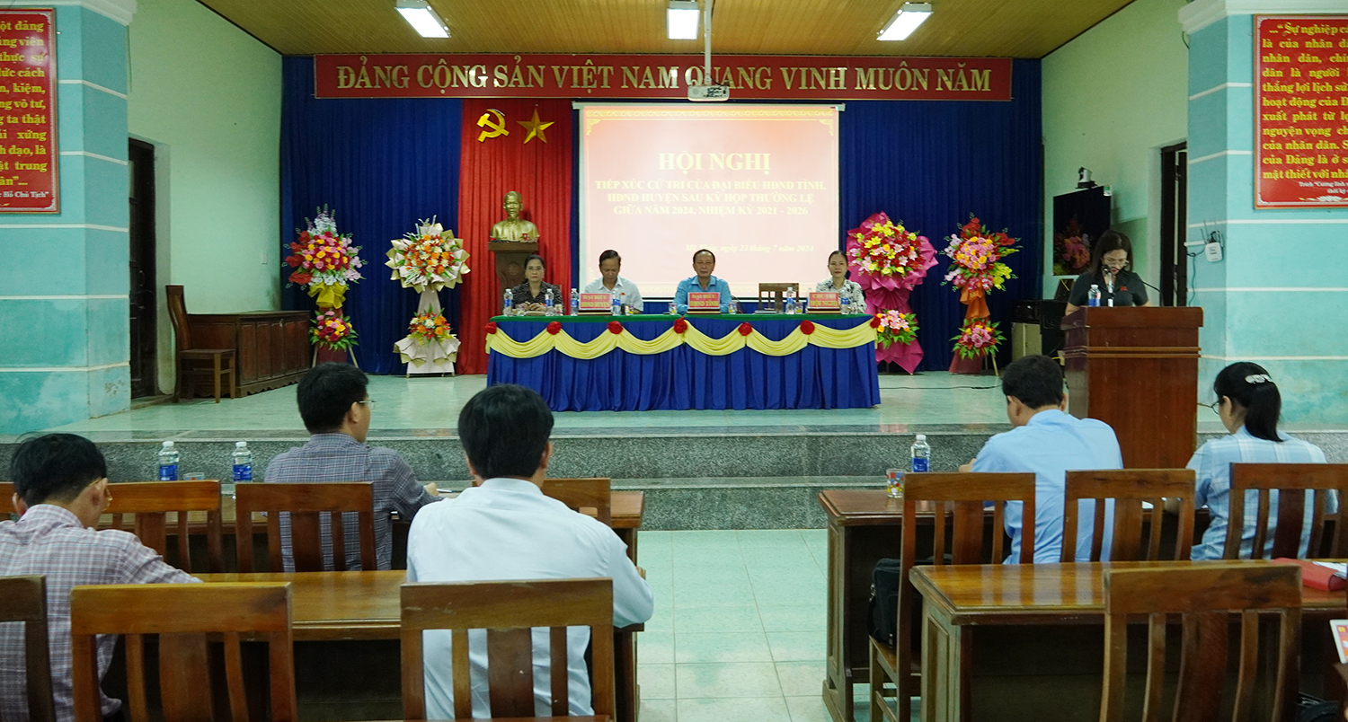 Quang cảnh hội nghị tiếp xúc cử tri tại xã Mỹ Thủy.