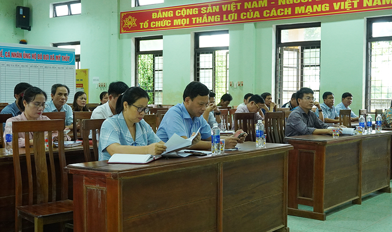 Các đại biểu tham dự buổi tiếp xúc cử tri.
