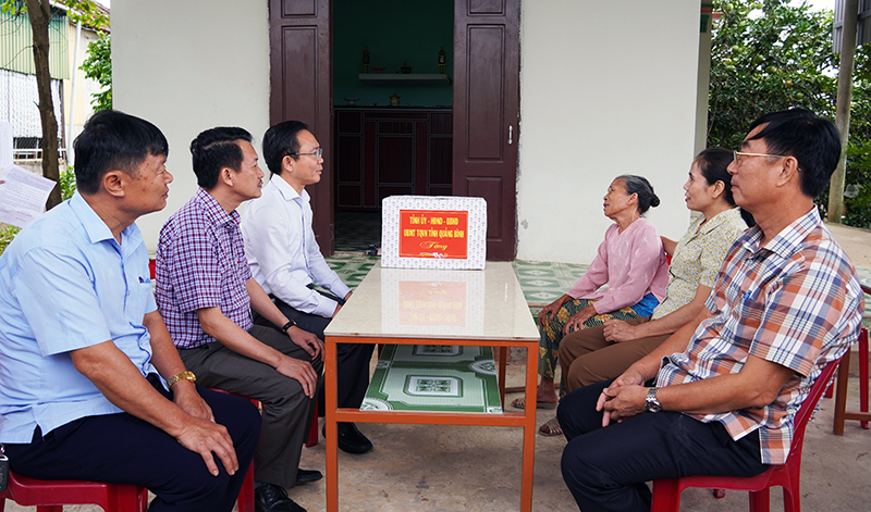 Đồng chí Phó Chủ tịch UBND tỉnh Hoàng Xuân Tân thăm hỏi tình hình sức khoẻ bà Trần Thị Thì thôn Tây, xã Vạn Ninh.