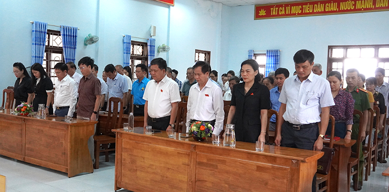 Đại biểu HĐND tỉnh, thành phố, đại biểu và cử tri tại điểm TXCT xã Nghĩa Ninh đã dành phút mặc niệm tưởng nhớ Tổng Bí thư Nguyễn Phú Trọng.