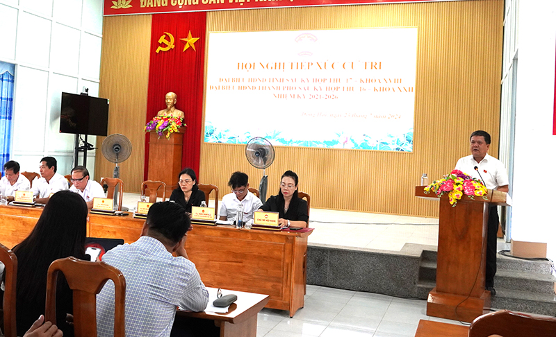 Đồng chí Trần Phong, Ủy viên Ban Thường vụ Tỉnh ủy, Bí thư Thành ủy Đồng Hới tiếp thu ý kiến, kiến nghị của cử tri trên địa bàn.