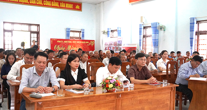 Các đại biểu và cử tri thành phố dự buổi tiếp xúc.