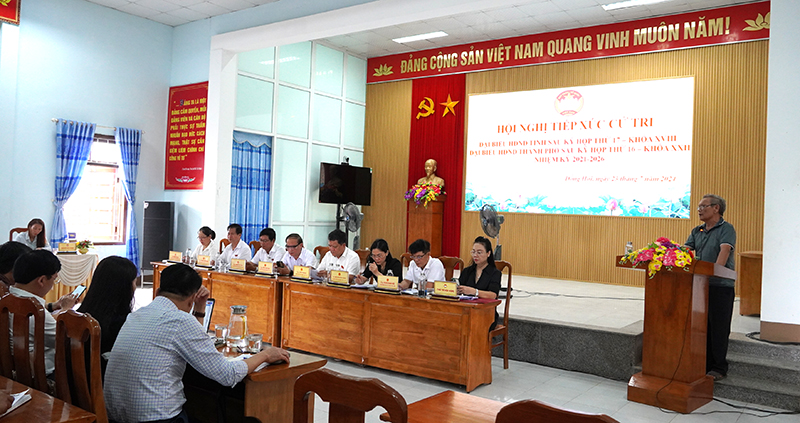 Cử tri TP.Đồng Hới phát biểu ý kiến kiến nghị tại buổi tiếp xúc. 