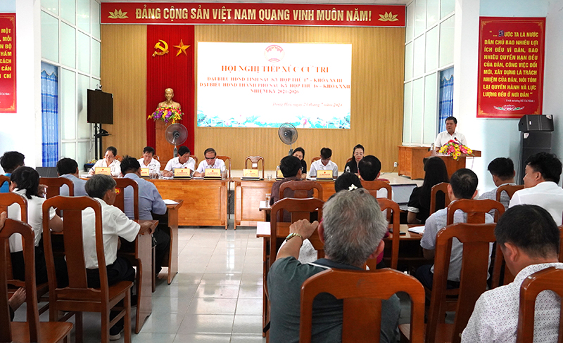 Quang cảnh buổi tiếp xúc cử tri.