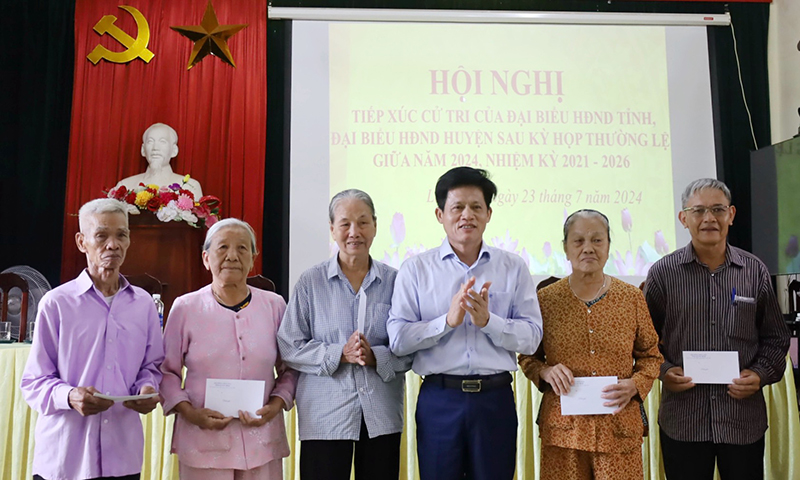 Đồng chí Chủ nhiệm Ủy ban Kiểm tra Tỉnh ủy Lê Văn Bảo đã trao tặng quà cho gia đình người có công.