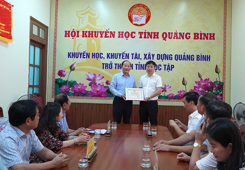 Đại diện lãnh đạo Hội Khuyến học tỉnh trao bằng tri ân nhà tài trợ.