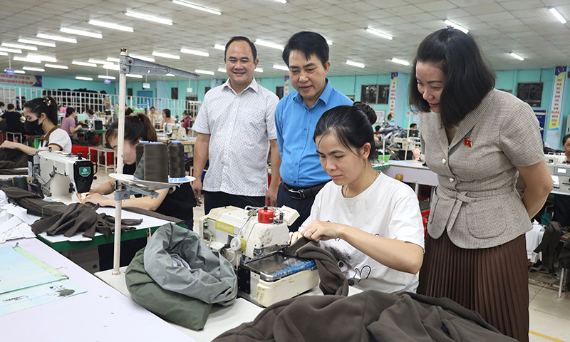 Đại diện lãnh đạo Đoàn đại biểu Quốc hội tỉnh và Liên đoàn Lao động tỉnh thăm hỏi, động viên ĐV, NLĐ tại doanh nghiệp nhân dịp  &quot;Tháng Công nhân &quot; năm 2024 . Ảnh: H.C