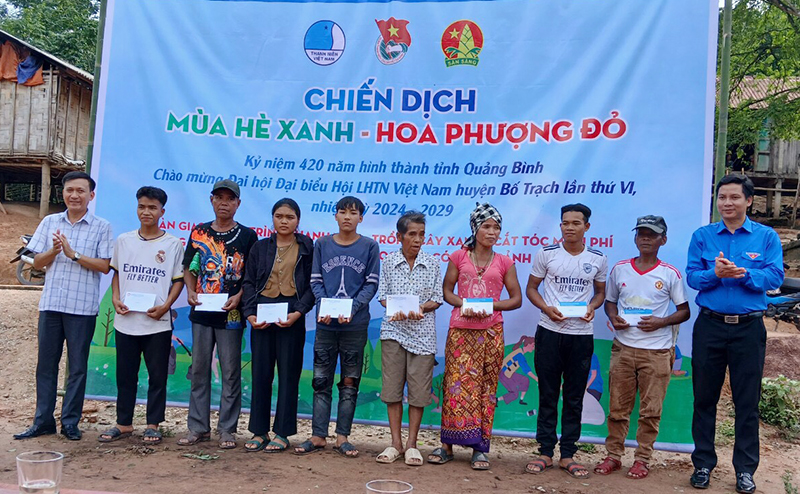 Đại diện lãnh đạo Tỉnh đoàn và Ủy ban MTTQVN huyện Bố Trạch trao quà hỗ trợ cho các gia đình có hoàn cảnh khó khăn tại xã Thượng Trạch (Bố Trạch).