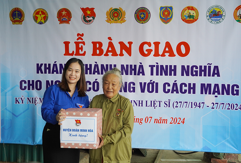 Đại diện lãnh đạo Huyện đoàn Minh Hóa trao quà cho gia đình bà Lê Thị Nhung.