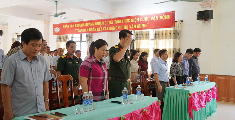 các đại biểu, cử tri đã dành phút mặc niệm, tưởng nhớ Tổng Bí thư Nguyễn Phú Trọng.