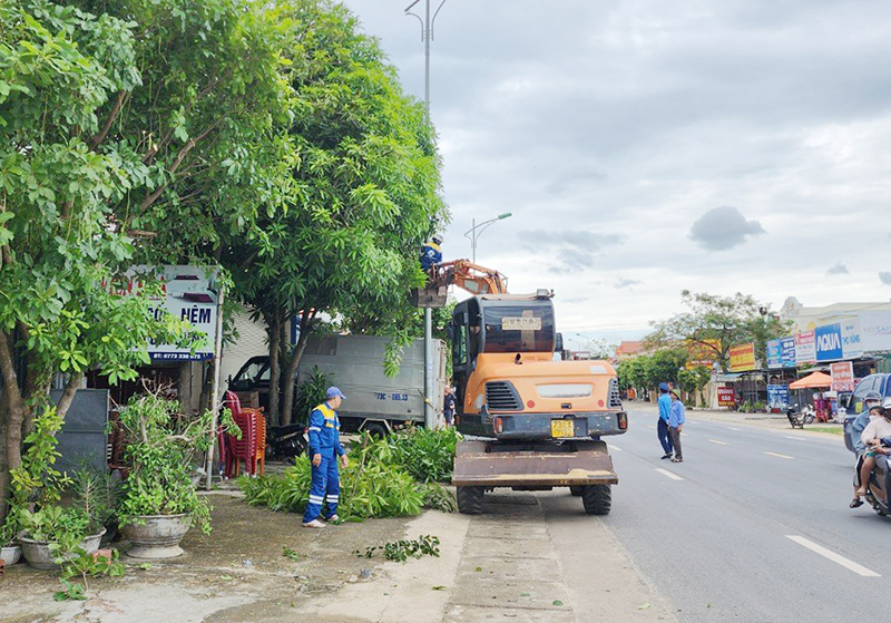 Lực lượng chức năng cắt tỉa cây xanh che khuất tầm nhìn trên tuyến quốc lộ 1A đoạn qua khu vực Dinh Mười, xã Gia Ninh (huyện Quảng Ninh).