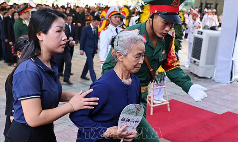 Lực lượng quân đội giúp người dân đến viếng Tổng Bí thư Nguyễn Phú Trọng tại Nhà tang lễ Quốc gia số 5 Trần Thánh Tông, Hà Nội. Ảnh: TTXVN