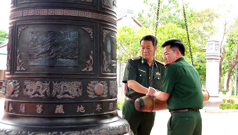 Lãnh đạo Bộ Chỉ huy BĐBP tỉnh thỉnh chuông tại lễ dâng hương Đền thờ Bác Hồ và các Anh hùng liệt sỹ