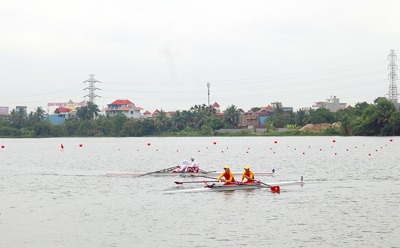 VĐV đội tuyển đua thuyền rowing Quảng Bình nỗ lực tập luyện và thi đấu.