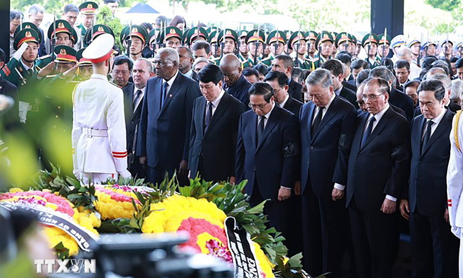 Các đồng chí lãnh đạo, nguyên lãnh đạo Đảng, Nhà nước, đại biểu trong nước và quốc tế mặc niệm Tổng Bí thư Nguyễn Phú Trọng. (Ảnh: TTXVN)