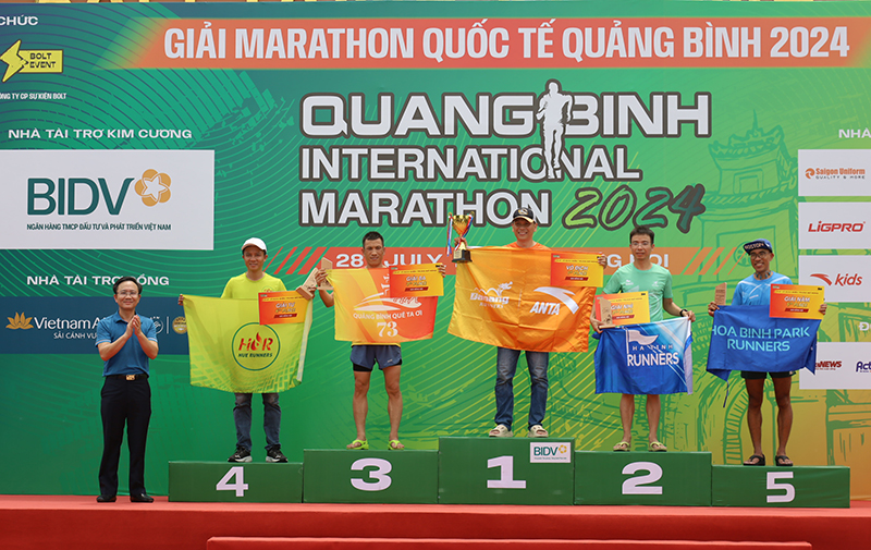 Đồng chí Phó Chủ tịch UBND tỉnh Hoàng Xuân Tân trao giải đồng đội cho các CLB xuất sắc,