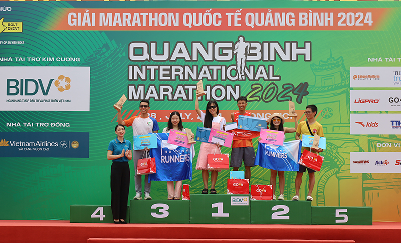 Ban Tổ chức trao giải cho các VĐV xuất sắc nội dung 42km.