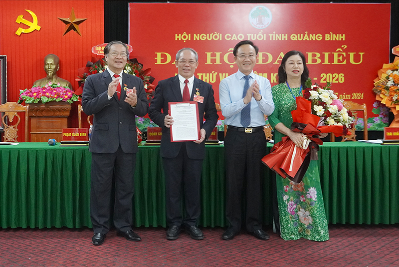 Đồng chí Hoàng Xuân Tân, Tỉnh ủy viên, Phó Chủ tịch UBND tỉnh trao quyết định thành lập Hội NCT tỉnh.