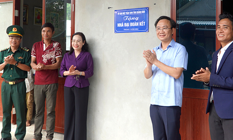 Đồng chí Chủ tịch Ủy ban MTTQVN tỉnh Phạm Thị Hân và Phó Chủ tịch HĐND tỉnh Hoàng Xuân Tân trao nhà  &quot;Đại đoàn kết &quot; cho hộ nghèo tại xã Kim Thủy.