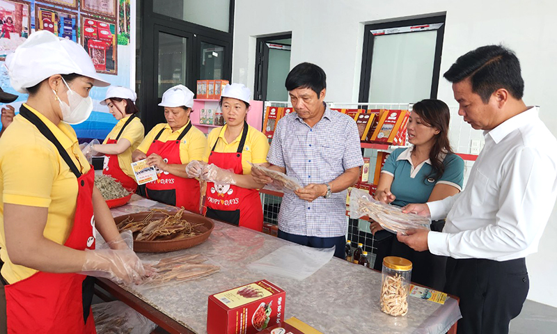 Đồng chí Phó Chủ tịch Thường trực HĐND tỉnh Nguyễn Công Huấn thăm HTX Sản xuất, mua bán, chế biến thủy hải sản Vương Đoàn, xã Hải Ninh (Quảng Ninh).