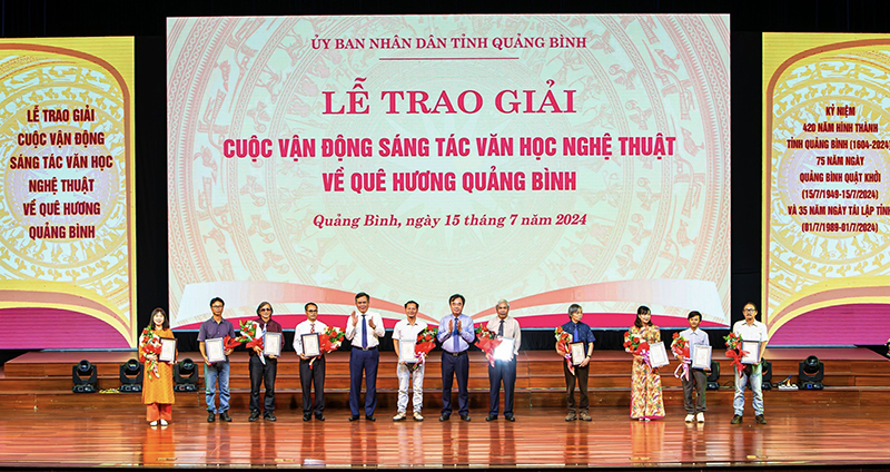 Lãnh đạo tỉnh trao thưởng cho các tác giải đoạt giải.