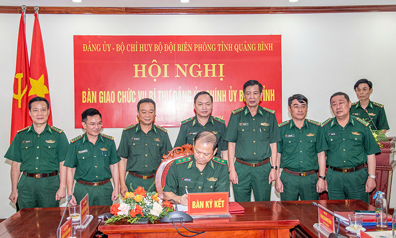 Đồng chí Trung tướng Nguyễn Anh Tuấn, Bí thư Đảng ủy, Chính ủy BĐBP ký xác nhận biên bản bàn giao.